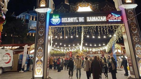 Orucun en son açıldığı Edirne'de, Selimiye gölgesinde 'Ramazan Sokağı' kuruldu
