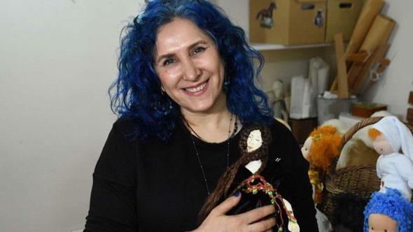 Evlat hasretini bez bebeklerle dindirdi