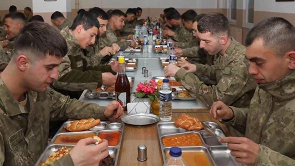 Mehmetçik, ilk iftarını yaptı