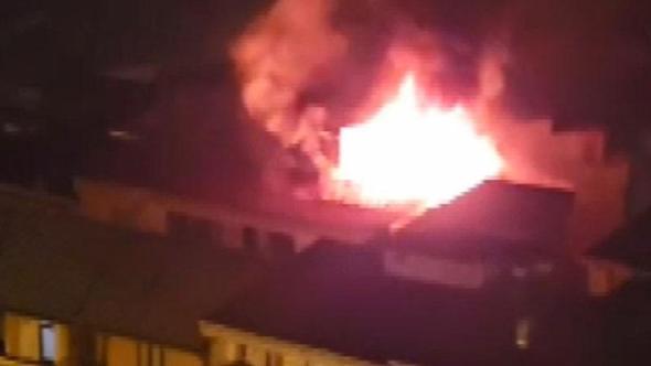 Esenyurt'ta 5 katlı binanın çatısı alev alev yandı