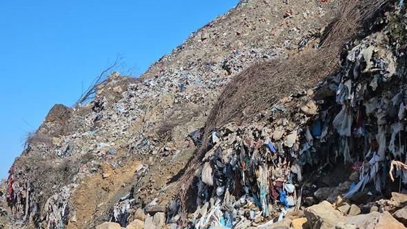 Zonguldak’ta denize sıfır eski çöp alanındaki atıklar sahillere saçılıyor