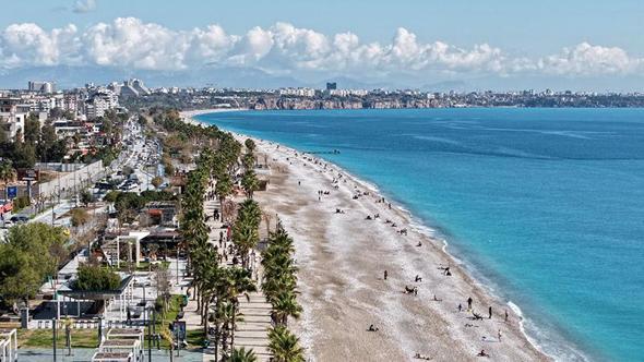 Antalya'da güneşi gören sahile koştu