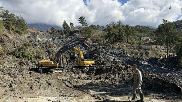 Muğla'da toprak kayması; yol ulaşıma kapatıldı