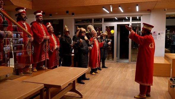 İftar sonrası kütüphaneye giden öğrencilere 'mehter takımı' sürprizi