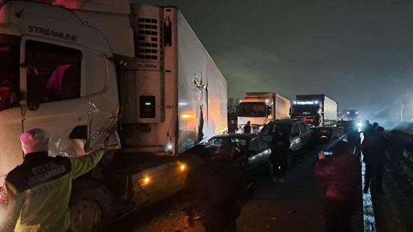 Sakarya’da Anadolu Otoyolunda 17 aracın karıştığı kazada 7 yaralı; Ankara yönü ulaşıma kapandı