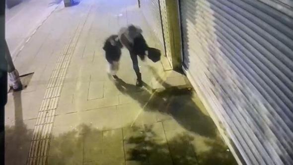 Kaldırımda yürüyen anne ile kızı, çöken binadan savrulan beton parçalarından kaçarak kurtuldu