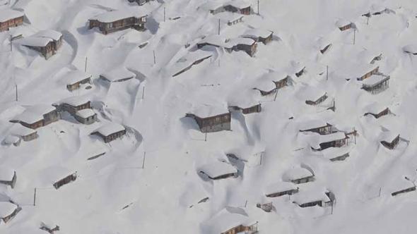Yaylada kar kalınlığı 3 metreyi aştı; evler kayboldu