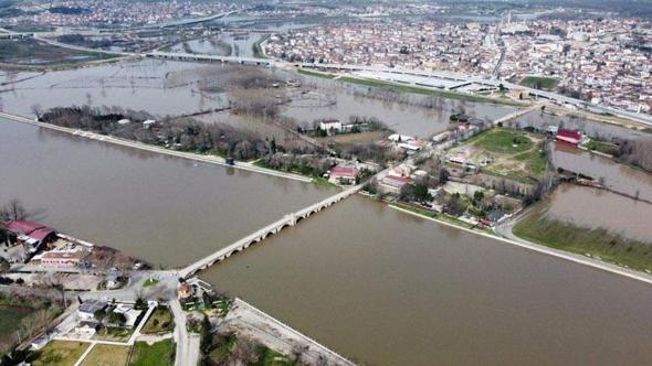 Edirne'de nehirlerin debileri düşüşe geçti, köprüler yaya trafiğine açıldı
