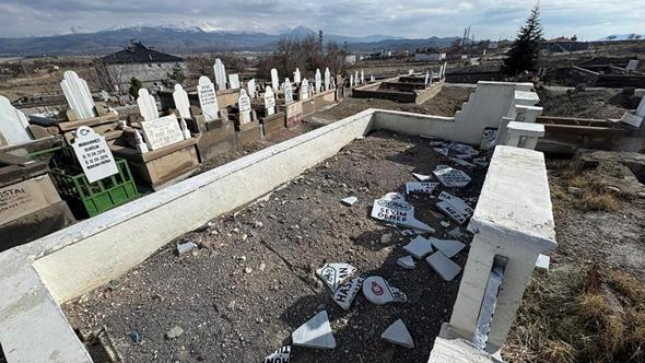 Kayseri’de aile mezarlığına zarar verildi