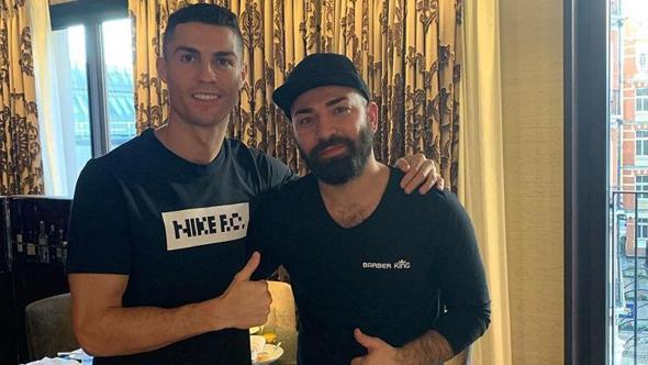 Ünlü futbolcuların berberi Şenol Erdoğan, Torino'da yoğun mesaide