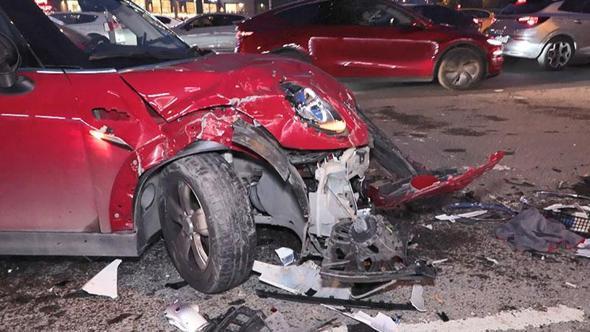 Ataşehir'de sürücüsünün direksiyon başında fenalaştığı otomobil zincirleme kazaya neden oldu