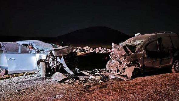 Diyarbakır’da otomobil ile hafif ticari araç kafa kafaya çarpıştı: 5 ölü, 2 yaralı