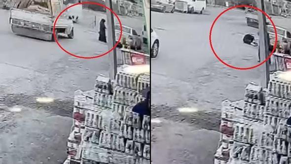 Kamyonetin kasasının açılan kapağı, yayaya çarptı