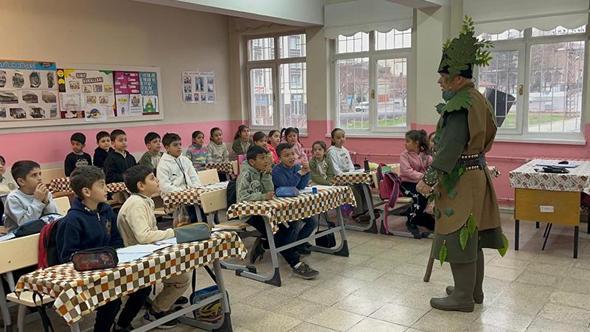 'Ağaç Dede'ye ilkokul öğrencilerinden alkışlı karşılama
