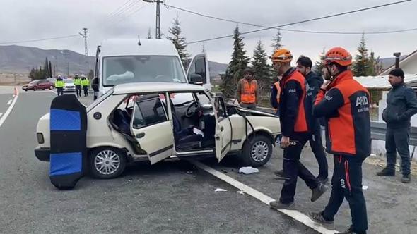 Yolcu minibüsü ile otomobil çarpıştı: 1’i ağır 4 yaralı