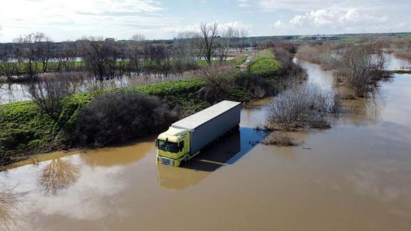 Edirne'de nehirlerin debileri düşüşe geçti: 3 gün mahsur kalan TIR şoförü kurtarıldı