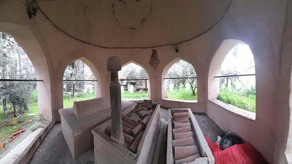 Tarihi Hüsrev Ağa Camisi'nin haziresi tahrip edildi