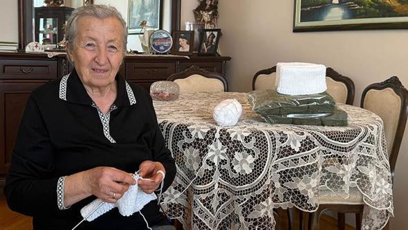5 yıldır ördüğü boyunluklarla Mehmetçik’i ısıtıyor