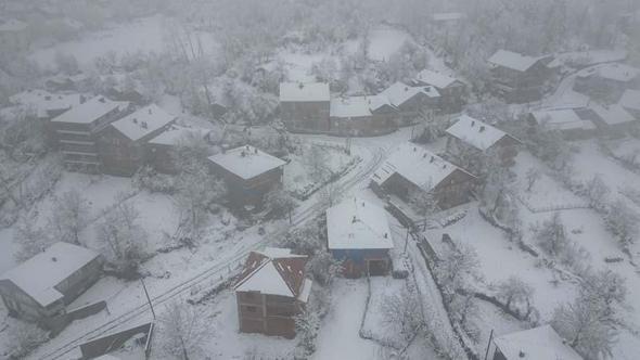 Bartın'ın yüksek kesimlerine kar yağdı