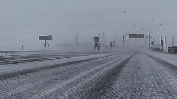 Ardahan'da Ilgar Geçidi, kar ve tipiden kapandı