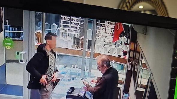 Kuyumcuya 'Jandarmayım' deyip silah gösterdi; altın ayırtıp kaçtı