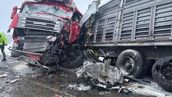 Sivas'ta 2 TIR çarpıştı: 1 ölü, 2 yaralı
