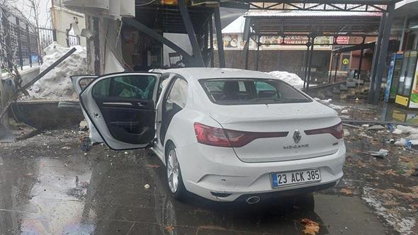 Bingöl'de otomobil lokantaya girdi: 5 yaralı