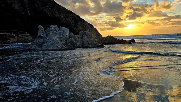 Hatay sahilinde gün batımında renk cümbüşü büyüledi