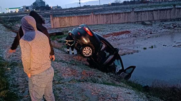 Mardin'de kayganlaşan yolda 3 araç şarampole devrildi: 9 yaralı