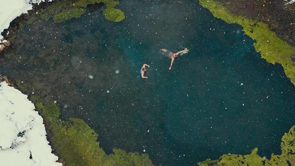 Erzincan’da eksi 5 derecede mineralli gölde yüzdüler