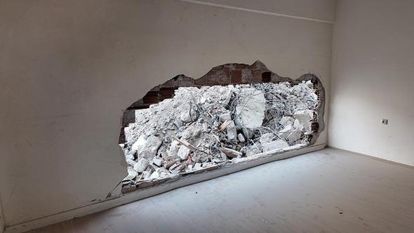 Yıkım sırasında bitişik binadaki dairenin yatak odasının duvarı yıkıldı