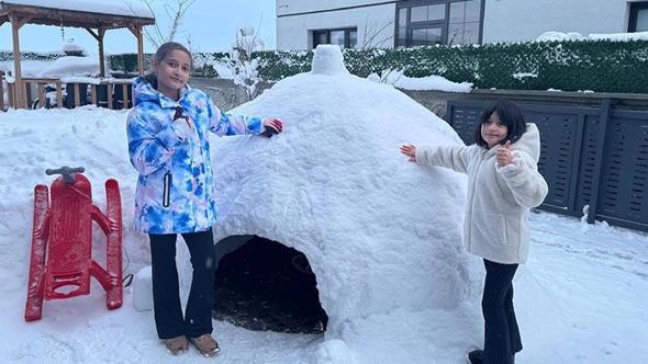 Yağışı eğlenceye dönüştüren çocuklar, kardan ev yaptı