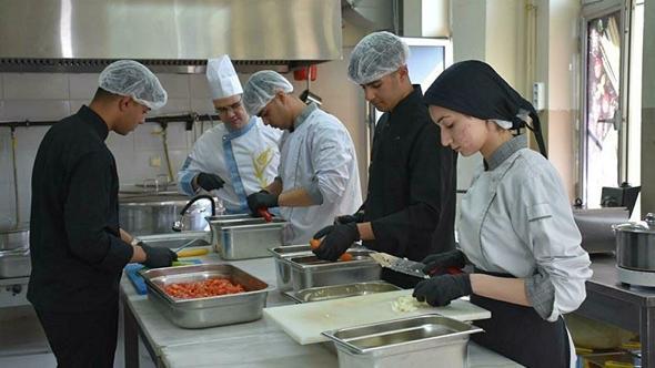 Okulun kazanı iftarda tarım işçileri için kaynadı