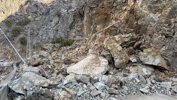Gümüşhane-Giresun kara yolu heyelan nedeniyle ulaşıma kapandı