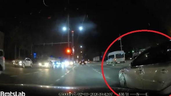 Otomobiliyle başka bir araca çarpıp kaçtı; o anlar kamerada