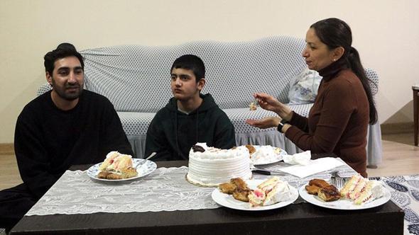 Evde eğitim alan Ali'ye sürpriz doğum günü kutlaması