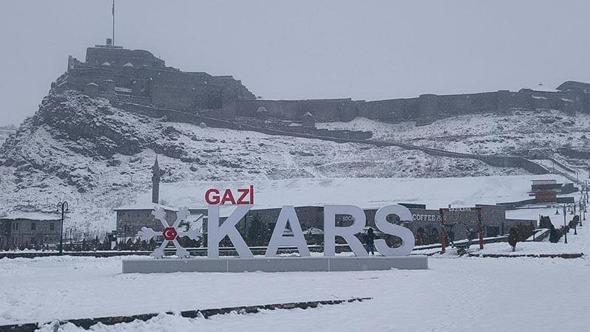Kars’ta güneşli hava yerini kara bıraktı