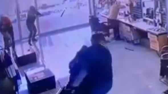 Berberin yaralandığı silahlı saldırı kamerada