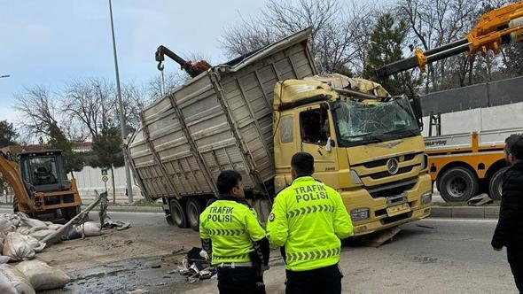 Kamyonun park halindeki araçların üzerine devrildiği kaza kamerada