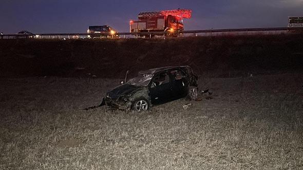 Bariyerleri aşıp tarlaya uçan otomobilin sürücüsü öldü