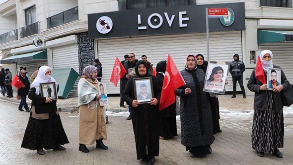 ‘Artık çocuklarımızı gömmeyelim, silahları gömelim’