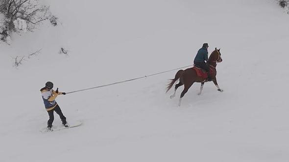 Karlı arazide önce safari, ardından atlarla snowboard keyfi