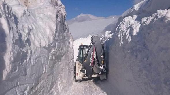Van'ın İran sınır hattındaki askeri üs bölgelerinde 4 metre karla mücadele