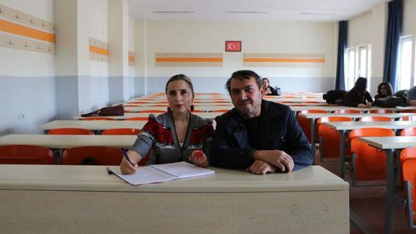 Kayseri'de 27 yıldır evli çift, üniversitede sıra arkadaşı oldu
