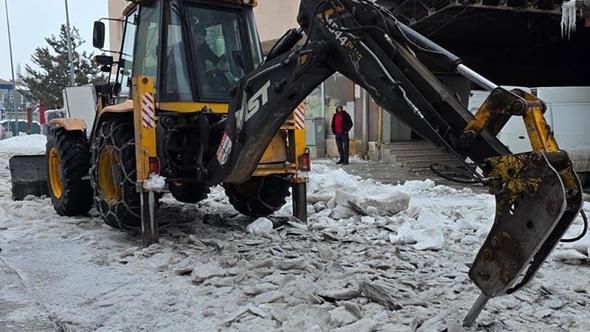Yollardaki 20 santimlik buz tabakasını iş makinesinin hidrolik kırıcısıyla kırdılar