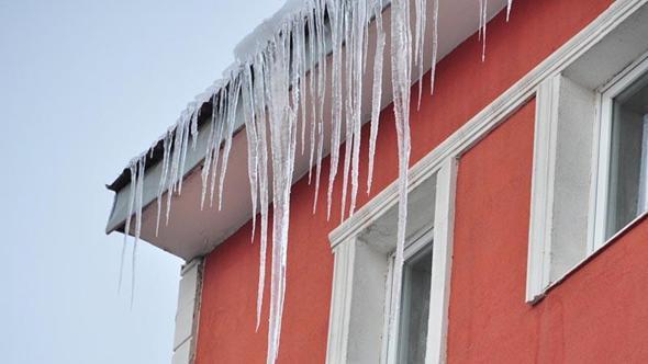 Kars’ta çatılardaki buz sarkıtları tehlike oluşturuyor