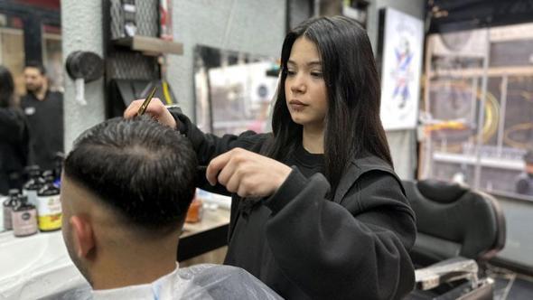 Erkek berberin çırağı Sırma, kendi dükkanını açmak istiyor