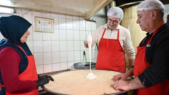 Manisa'da 75 yıllık ramazan geleneği; 'susamlı helva', 3 kuşakla yaşatılıyor