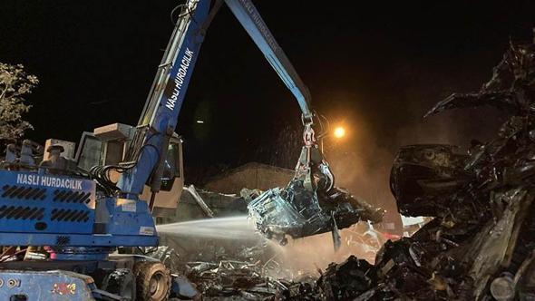 Ankara'da 100 hurda araç alev alev yandı