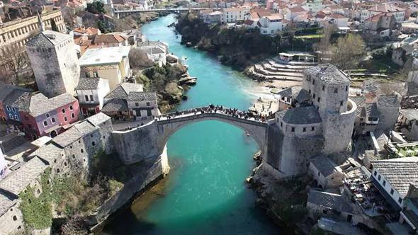 Bosna Hersek'te kültürleri birleştiren Mostar Köprüsü'ne turistlerden yoğun ilgi